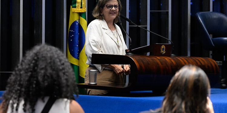 Teresa Leitão homenageia professores e defende recursos para educação