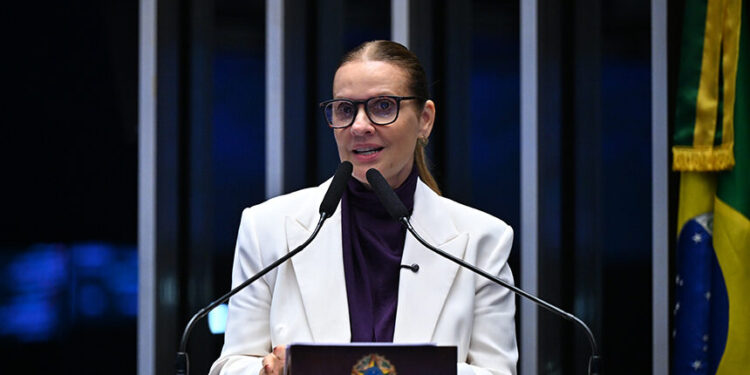 Toma posse a senadora Leany Lemos
