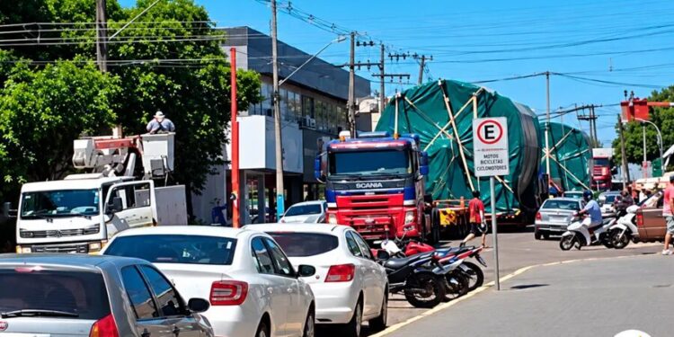 Transporte de carga pesada exige atenção redobrada entre Nova Londrina e Itaúna do Sul