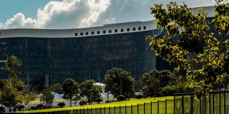 TSE: ministros ordenam que Lula e Janja removam vídeos contra Flávio