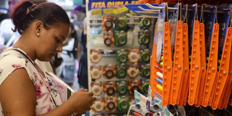 Vendas no comércio varejista têm variação de 0,1% em agosto