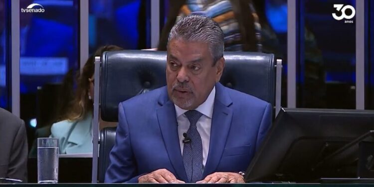 Vídeo: Médicos são homenageados pelo Senado