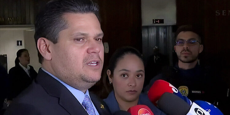 Votação mais rápida do fim da escala 6x1 depende dos senadores, diz Davi