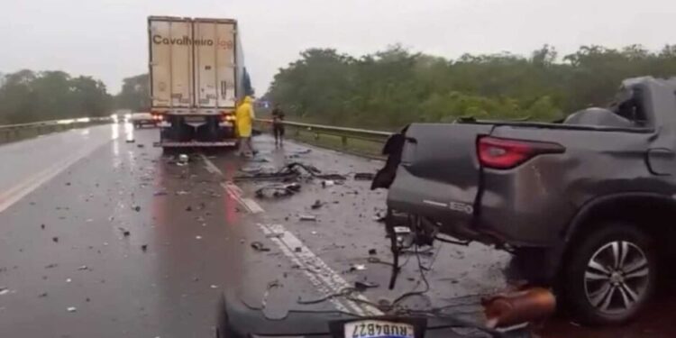 Duas pessoas morrem em grave acidente entre caminhonete e caminhão na BR-163, em Rio Verde