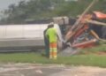 Caminhão-tanque sai da pista, bate em árvore e tomba em Caarapó