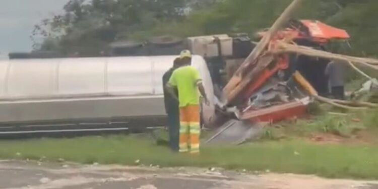 Caminhão-tanque sai da pista, bate em árvore e tomba em Caarapó